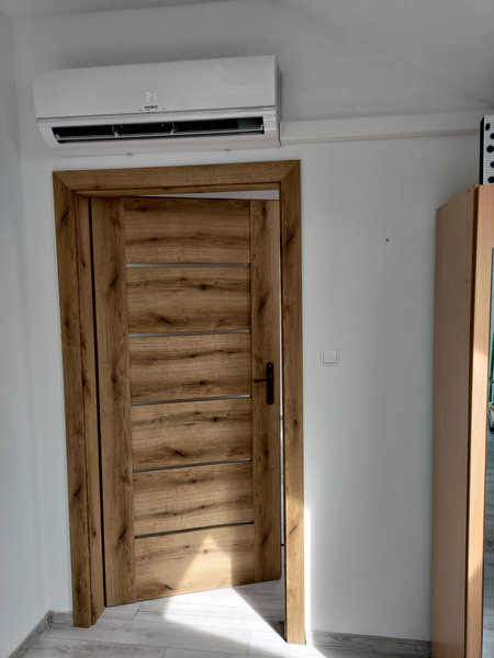 Jednostka wewnętrzna klimatyzacji po montażu w Krakowie